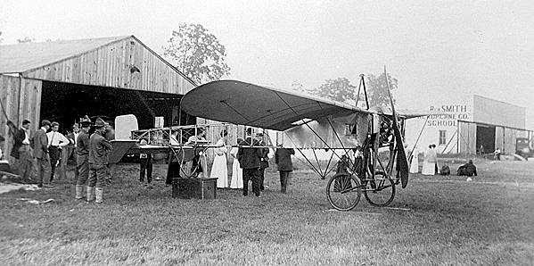 격납고 앞 Bleroit 비행기 (1912년)
