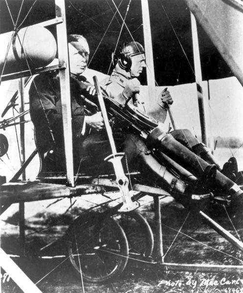 사상 최초 비행기에서 총기 실험 (1912년)
